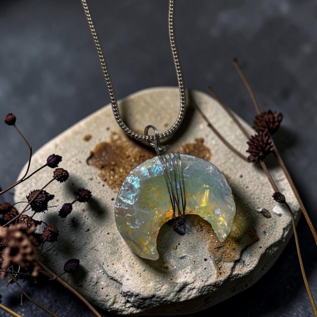 Angel Aura Pendant - Crescent Moon Carved  | Pureza