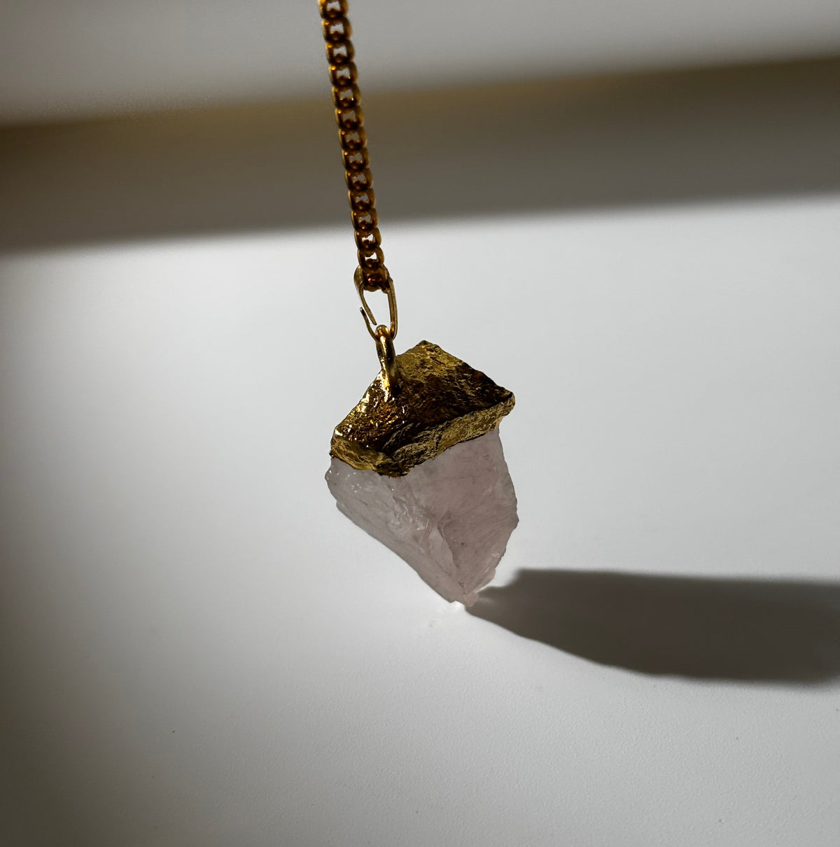 Rose Quartz Pendant - Raw Natural Stone Golden (5 pcs)